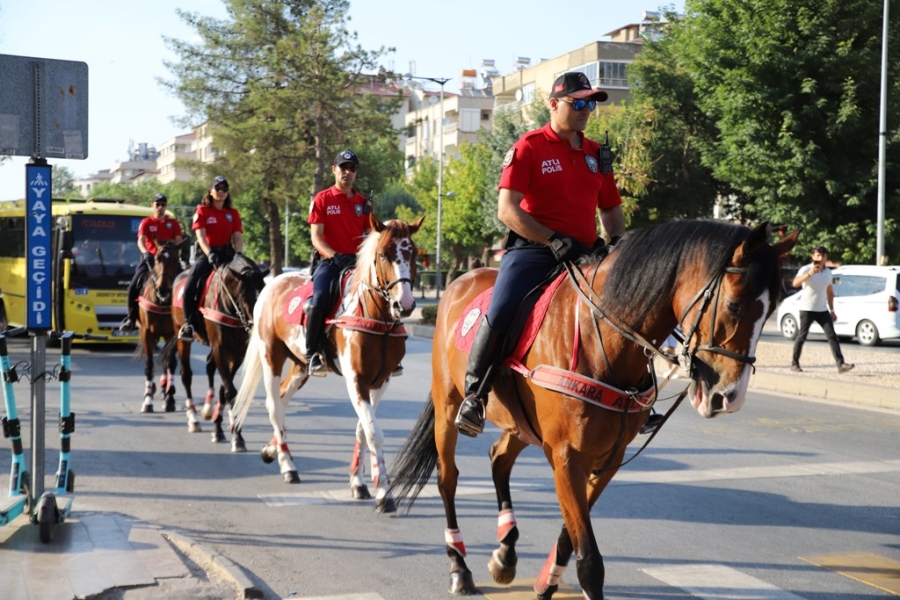 Atlı polisler Gaziantep'te devriye attı