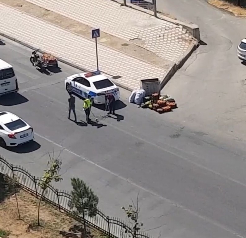 Batman’da yürek ısıtan görüntü: Polis görür görmez durdu ve yardıma koştu