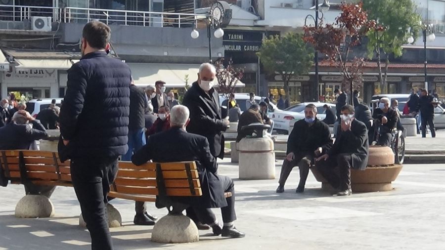 Diyarbakır’da güneşli havayı gören korona virüsü unuttu