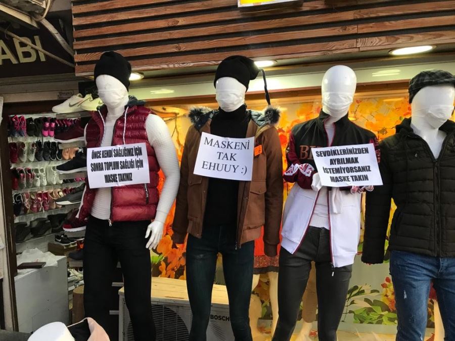 Korona virüse dikkat çekmek için cansız mankenlere maske taktı