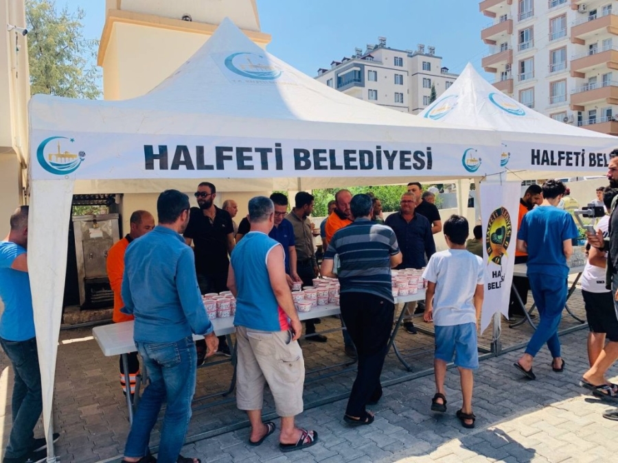 Namaz Sonrası Cemaate Aşure Dağıtıldı  