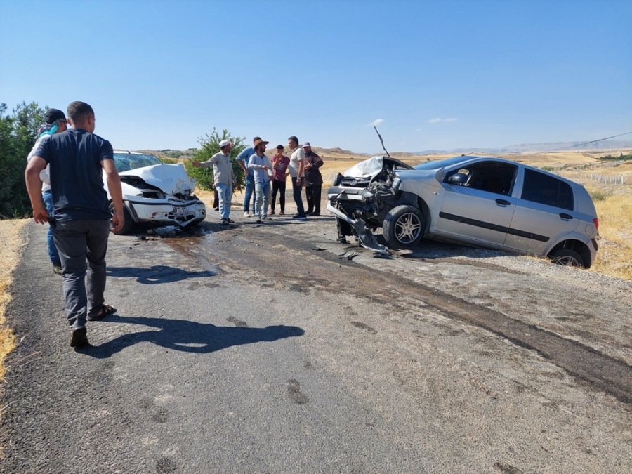 Adıyaman’da İki Otomobil Çarpıştı: 1 ölü, 4 yaralı  