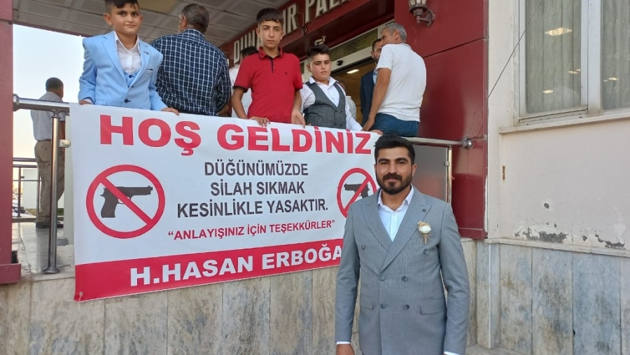 Mardin'deki Aşiret Düğününde Örnek Pankart: "Düğünümüzde Silah Sıkmak Kesinlikle Yasaktır"  