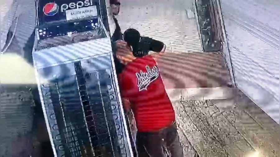 Şanlıurfa'da 3 Şahsın Meşrubat Hırsızlığı Kameraya Yansıdı