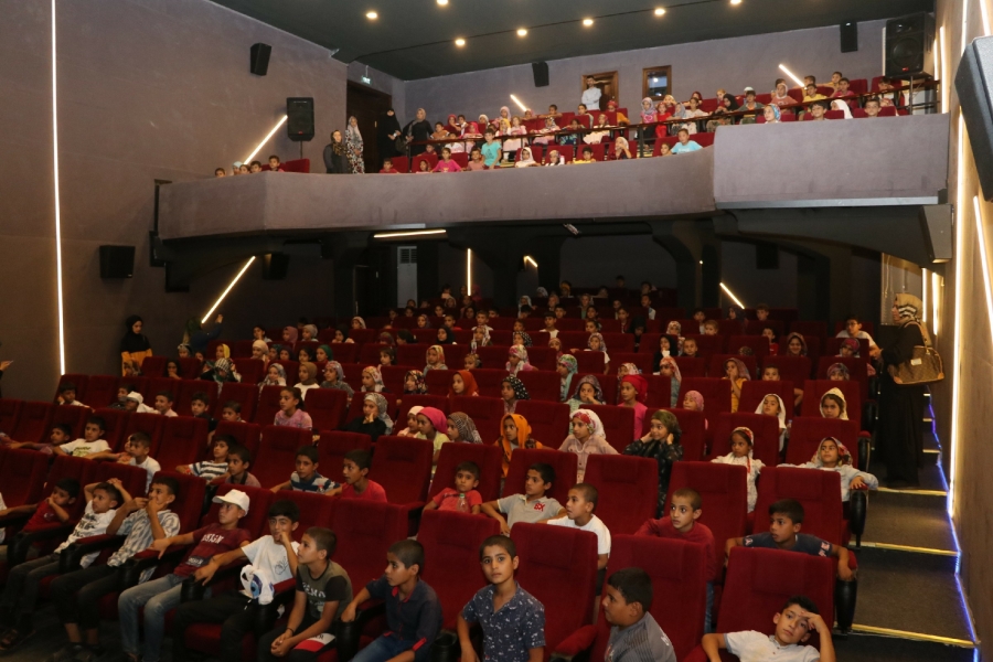 Çocuklar, dijital sinemada animasyon çizgi film izledi  