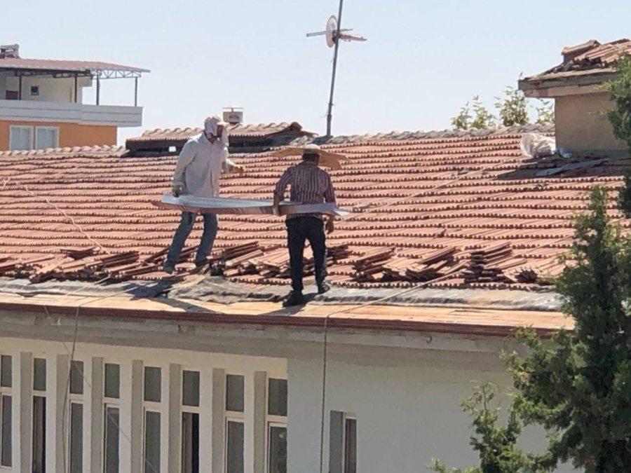  Okul Çatısında Tehlikeli Çalışma  