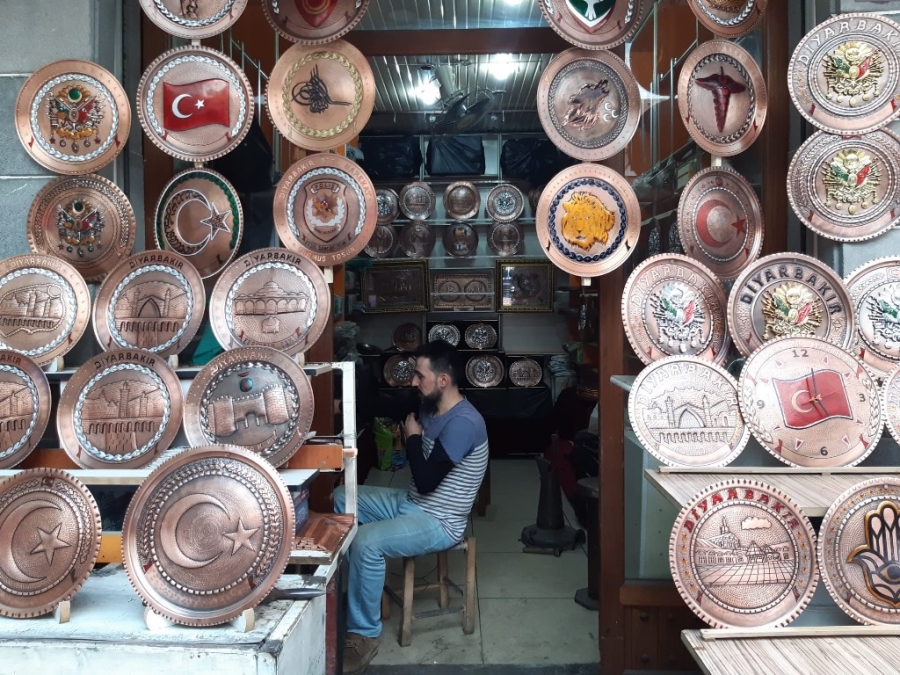 Diyarbakır’da Bakır Ustası Çeyrek Asırdır El Emeği Göz Nuru Sanat İşliyor 