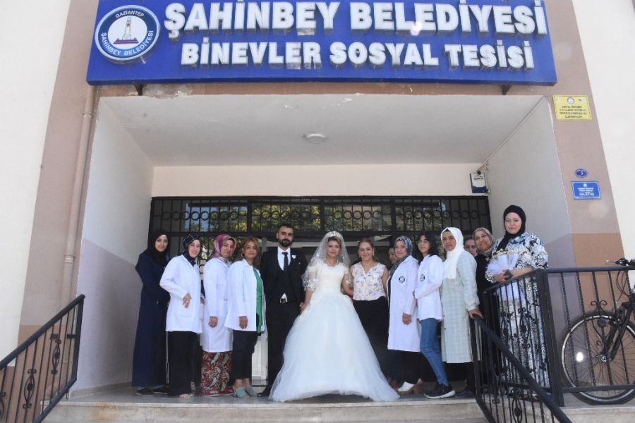 Çiftlerin Kuaför Ve Bakımlarını Ücretsiz Olarak Yapıyorlar  
