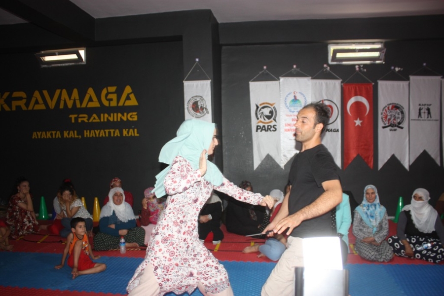 Kadınlar Taciz Ve Şiddetten Korunmak İçin Pars Taktiği Öğreniyor                      