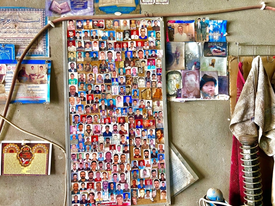 Oto Lastik Ustası Müşterilerinden Aldığı Bir İki Fotoğrafla 44 Yıldır Fotoğraf Topluyor