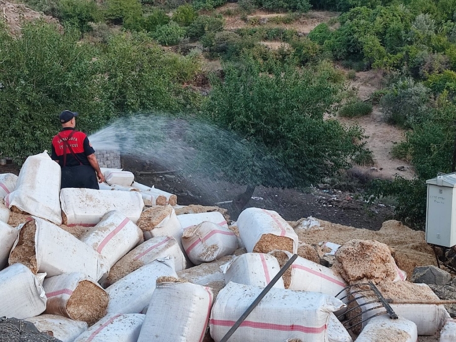   Felçli Adamın 10 Ton Samanı Kül Oldu  