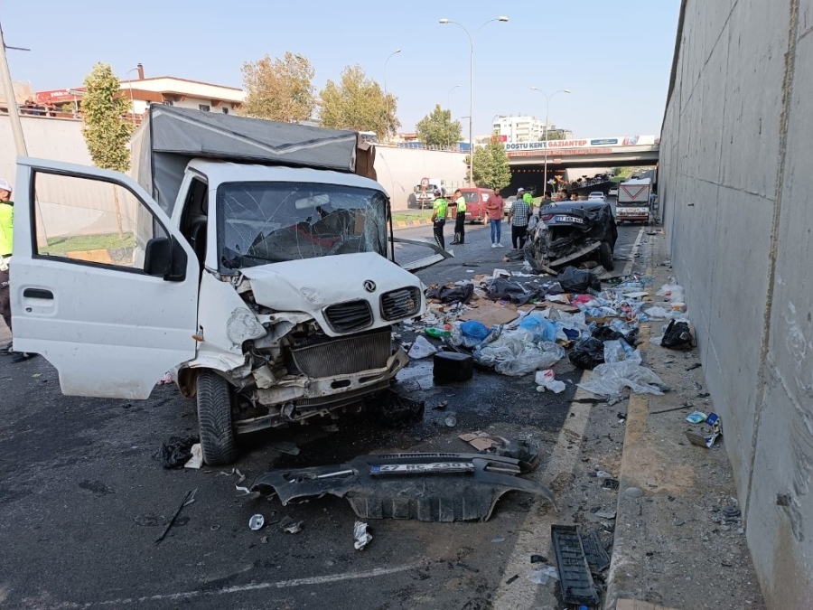 Feci Kaza Sonrası Ortalık Savaş Alanına Döndü Yaralı     