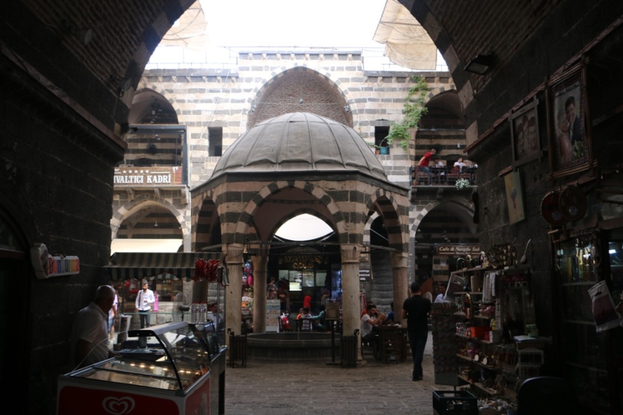 Diyarbakır’da Tarihi Handa Kitap Okuma Keyfi  