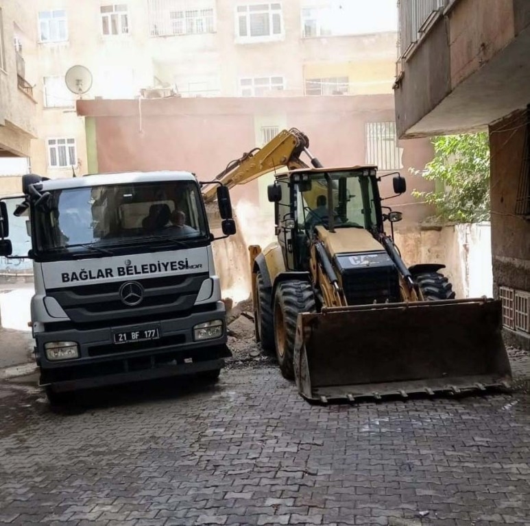 Bağlar Belediyesinden Dar Sokaklarda Genişletme Çalışması  