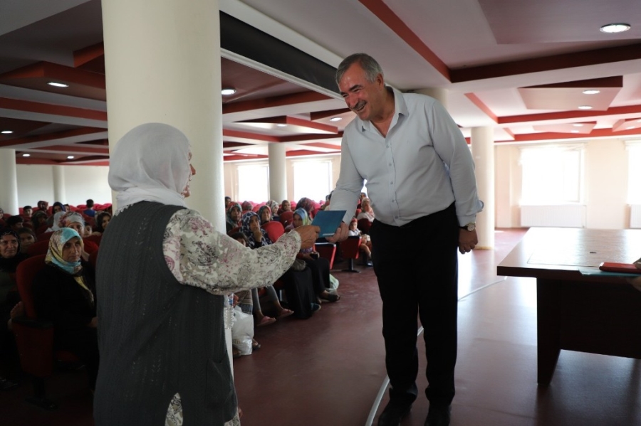 Başkan Turanlı: “İhtiyaç Sahibi Ailelerimize Sosyal Yardım Kartı Dağıtmaya Devam Ediyoruz”  