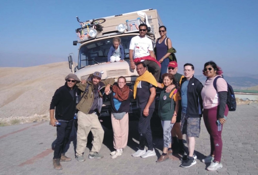 Hintli Turistler Nemrut Dağı'nda