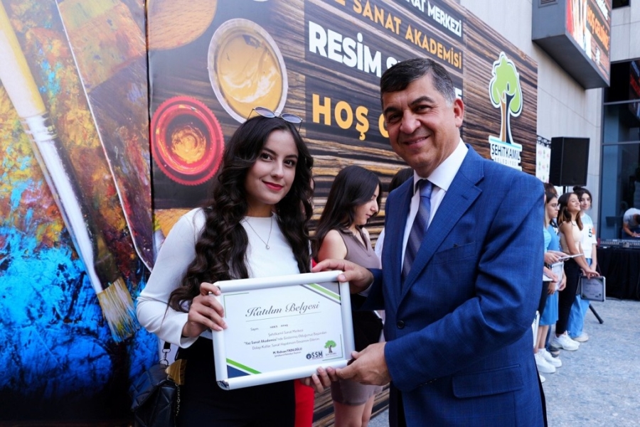 Geleceğin ressamlarına sertifikaları verildi     