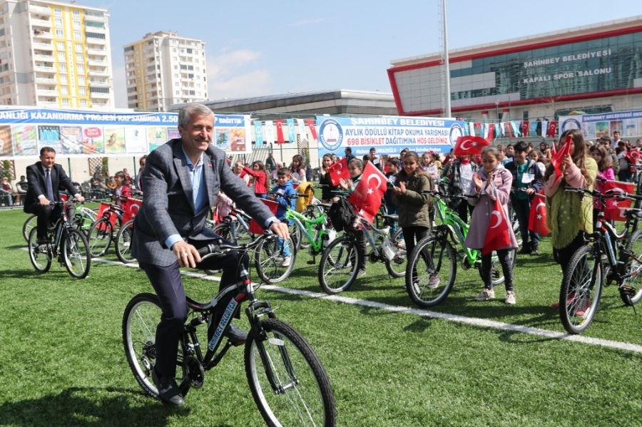 Gaziantep'te başarılı öğrencilere bisiklet hediyesi  