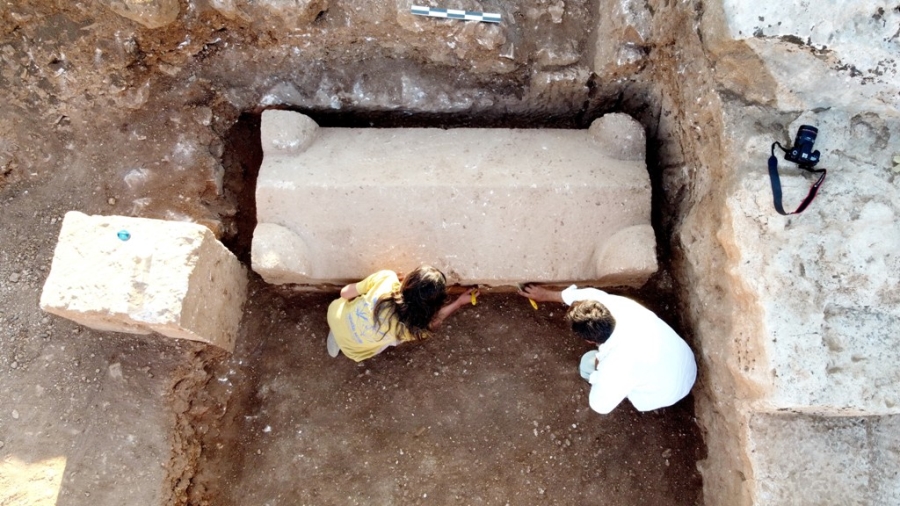 Adıyaman’da içerisinde 4 iskeletin bulunduğu bin 800 yıllık mezar bulundu  
