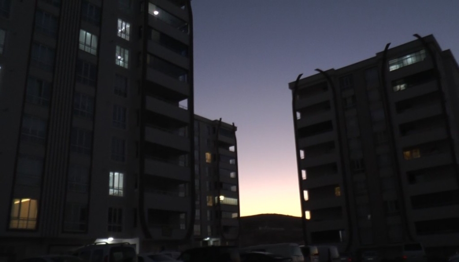 Arsa sahibi ile müteahhit firma zıtlaştı, tapusunu alamayan ev sahipleri sokağa atıldı  