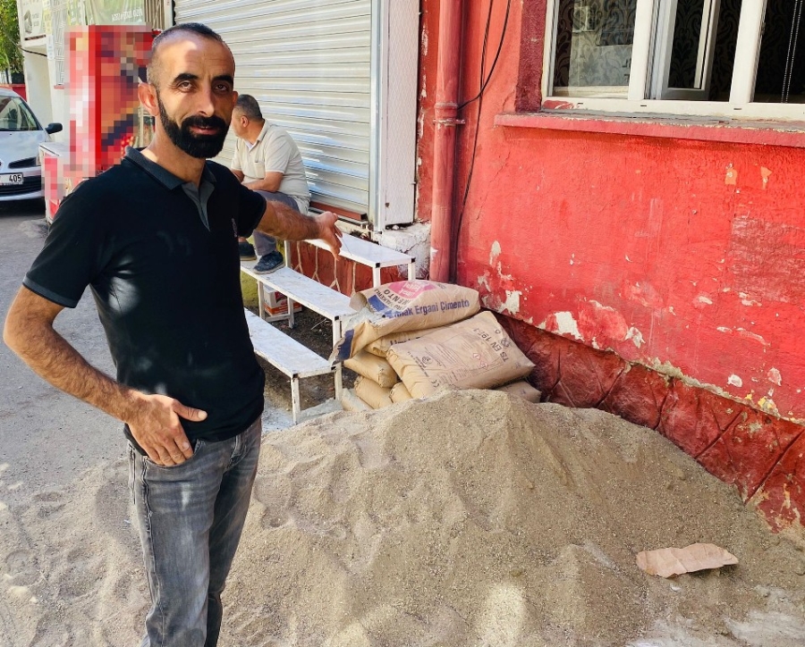 Çimentosu çalınan usta 'Sorma ne haldeyim' şarkısıyla hırsızlara sitem etti  