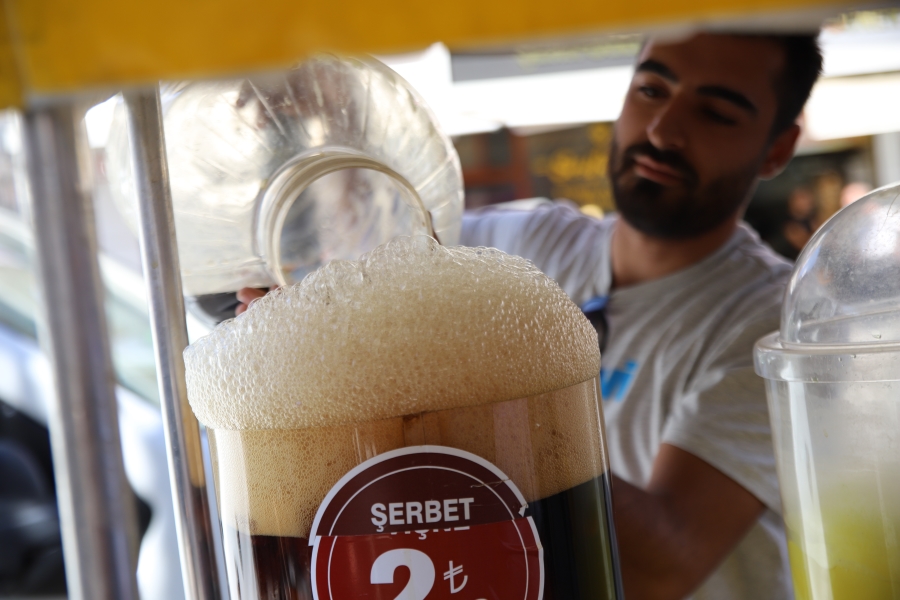 Bunaltan sıcakların serinleten içeceği: Meyan şerbeti