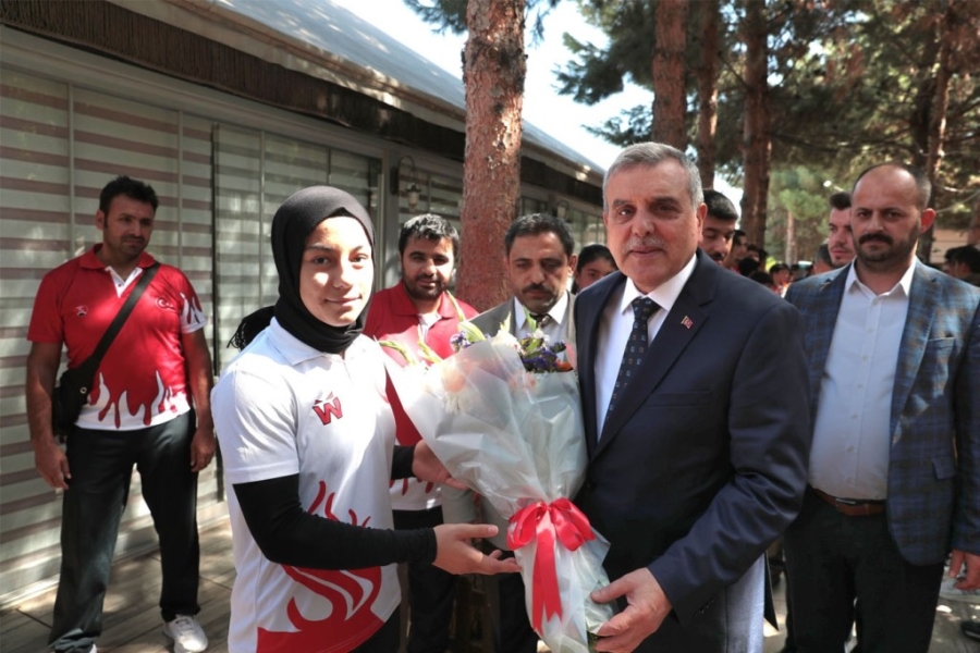 Beyazgül Şanlıurfa’ya madalyalarla dönen gençlerle bir araya geldi  
