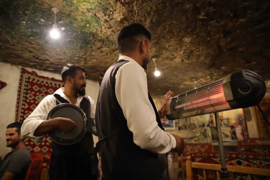Bunaltıcı sıcaklarda bu mağarada battaniye ve sobayla ısınıyorlar  