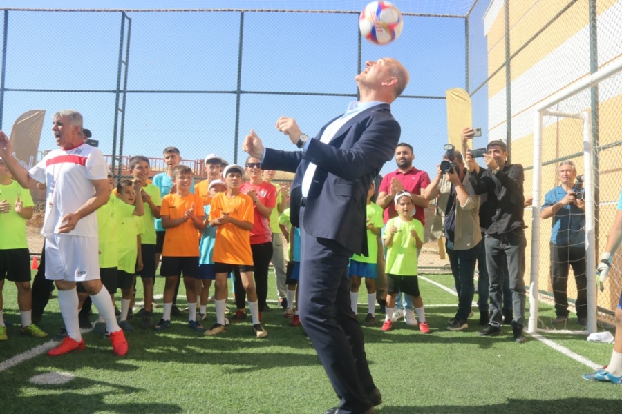 İçişleri Bakanı Soylu, Mardin’de çocuklarla bir araya gelerek top sekterdi  
