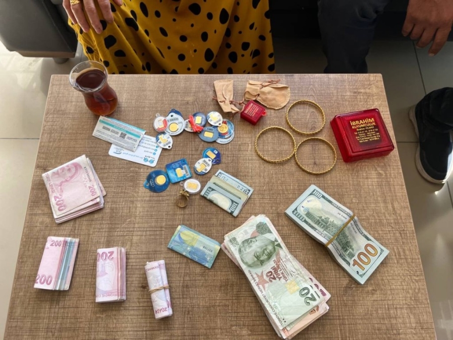Kadın yolcu, altın ve para dolu çantasını tuvalette unuttu