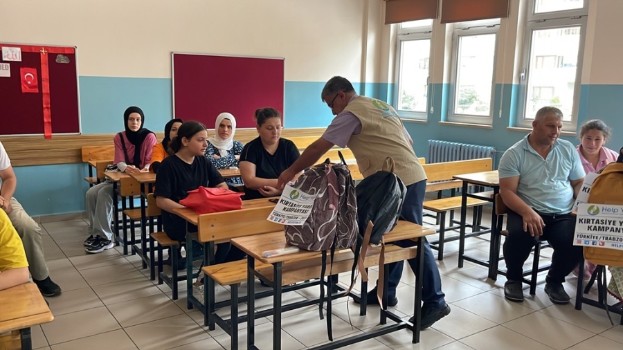Türk gurbetçilerden dezavantajlı öğrencilere kırtasiye desteği  