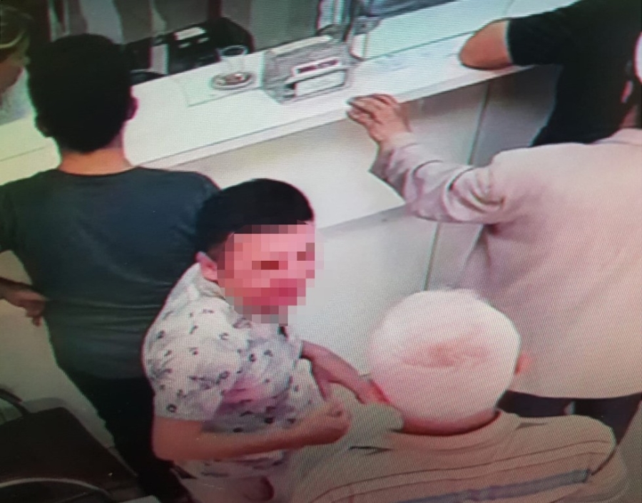 Dövizcinin dalgınlığından yararlandı bin 500 EURO’yu alıp gitti  