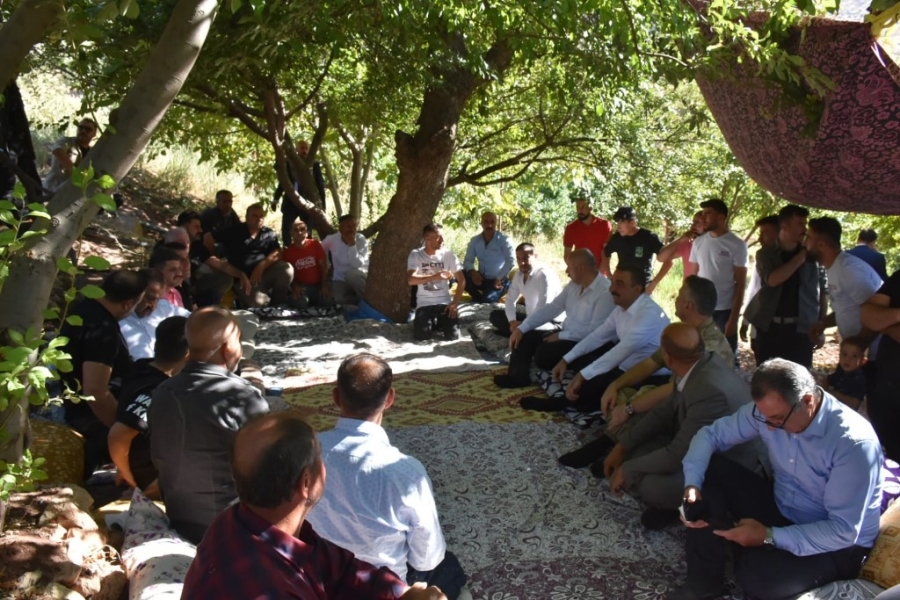 Siirt Valisi Hacıbektaşoğlu, köy şenliğinde vatandaşlarla bir araya geldi  