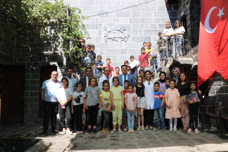 Sur Kaymakamı Solak, gençlik merkezinde kursiyerlerle bir araya geldi  