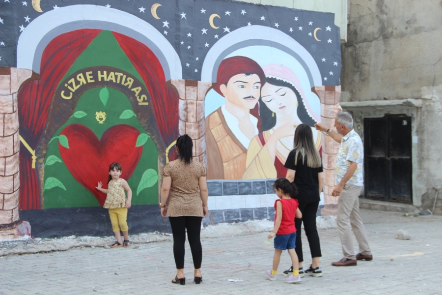 Şırnak’ın kanla anılan ismini sanatla siliyor: Cizre’nin tarihi duvarlara resmediliyor  