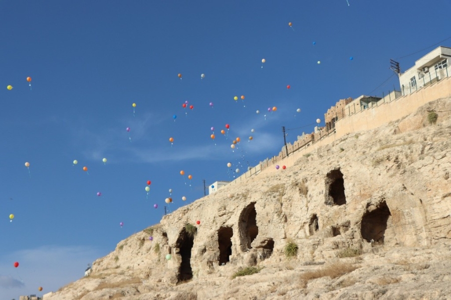 Türk ve mülteci çocuklar barış için gökyüzüne balon bıraktı  
