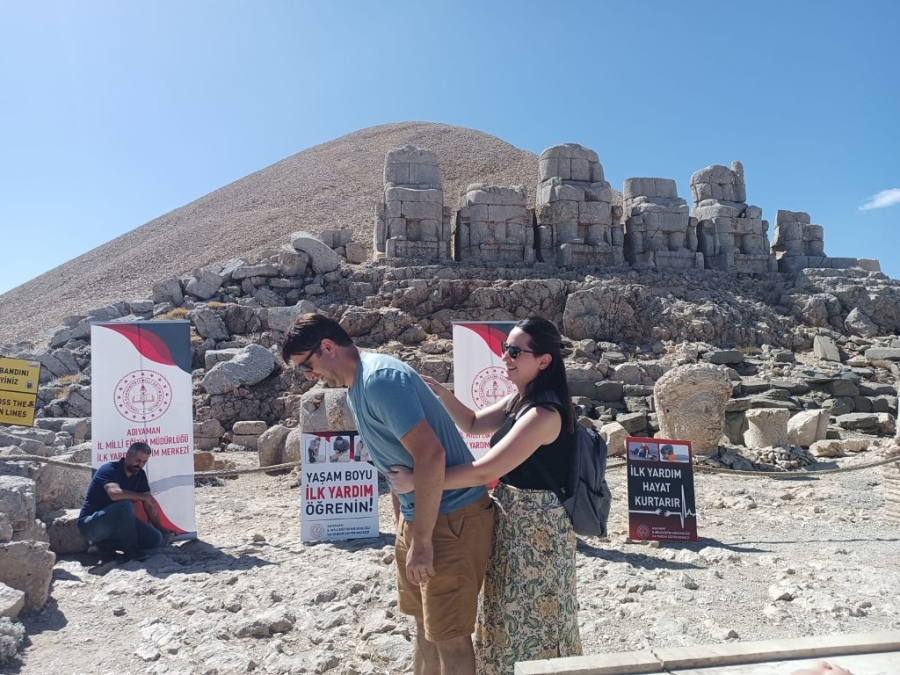 Nemrut Dağı zirvesinde turistlere ilk yardım eğitimi verildi  