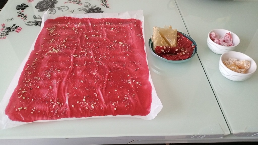 Rahatsızlığından dolayı hazır gıda yiyemeyen kadın, erik ve kavun pestili yaptı 