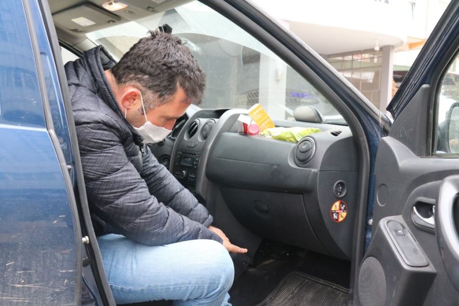 Aracın göğüs kısmına sıkışan yaralı kukumav kuşu serviste çıkarıldı