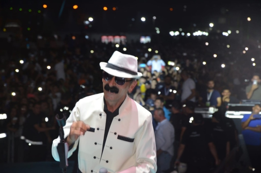 Şırnak’ta binlerce kişinin katıldığı festivalde Tıvorlu İsmail, 1.5 metrelik sahneden atladı