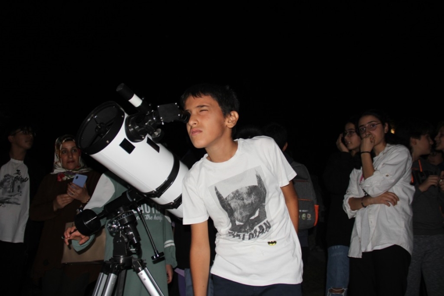 Astronomi meraklısı öğrenciler Ay, Satürn ve Jüpiter’i gözlemledi   
