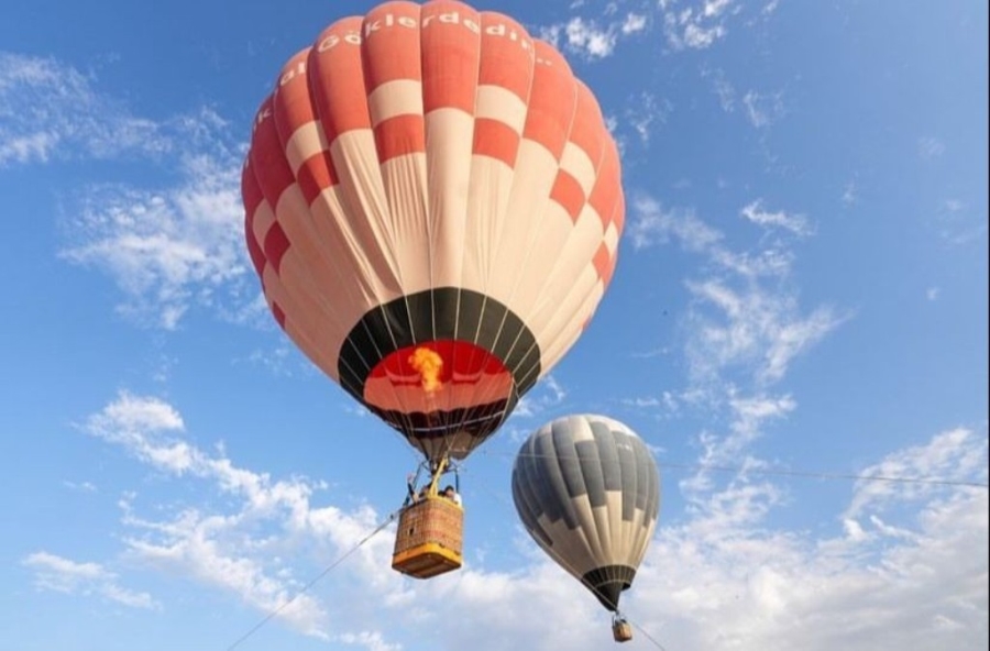 Balonlar halatlara bağlı askıda kaldı, gelenler sadece fotoğraf çekmekle yetindi  