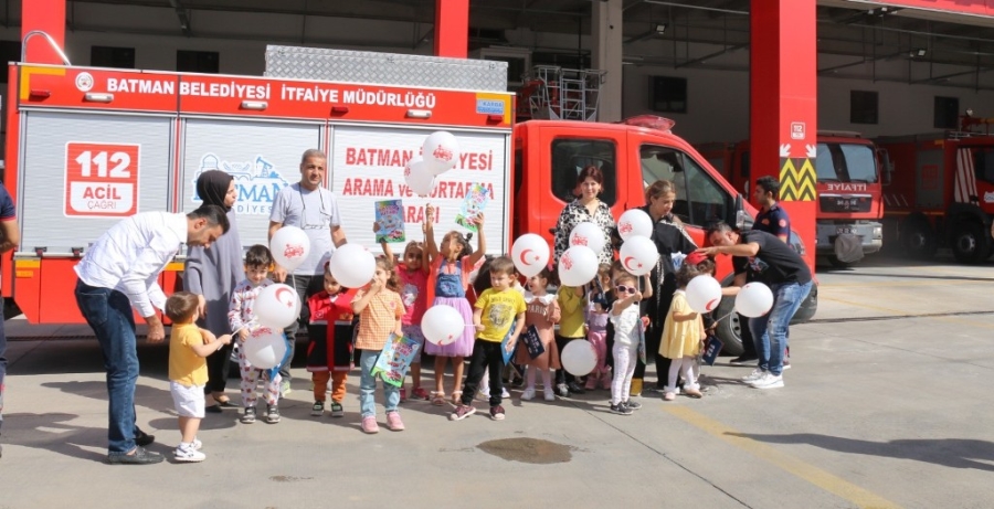 Minik afacanlar, itfaiyeci amcalarını sorularıyla terletti  
