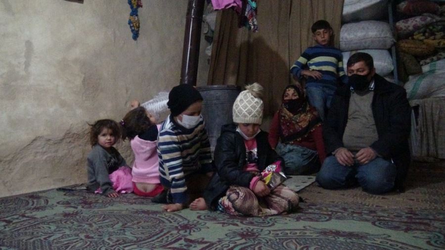 Harabeye dönen tek odalı evde yaşam mücadelesi veriyorlar