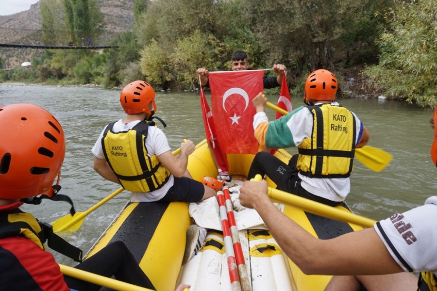 Şırnak'ta Cumhuriyet Bayramı rafting ile kutlandı  