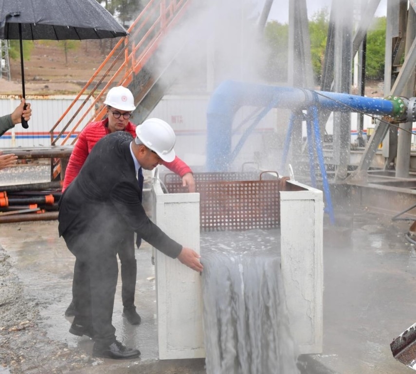 2 bin metre derinlikte jeotermal su kaynağına ulaşıldı  