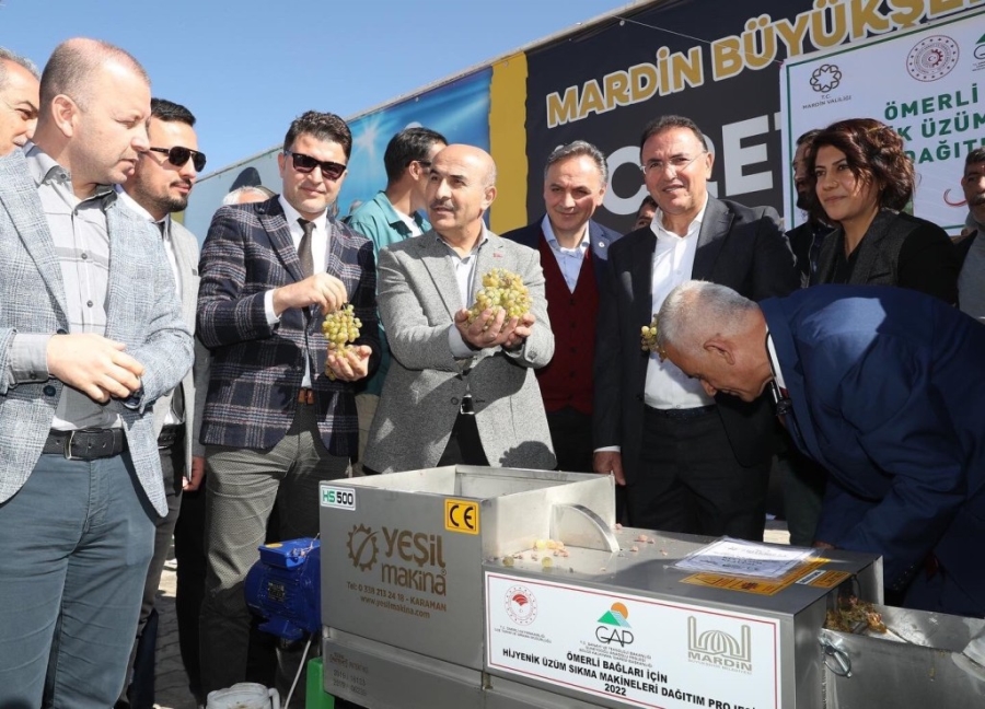 Mardin'de üreticilere yüzde 85 hibe ile üzüm sıkma makinesi dağıtıldı  