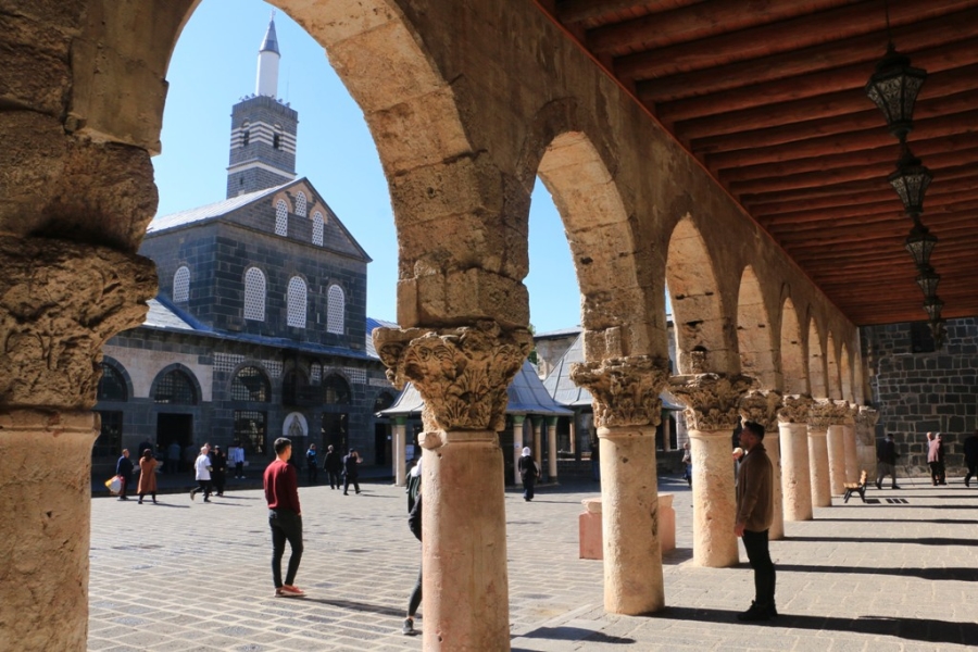 El Cezeri'nin depremin habercisi olan tarihi sütunlarını gören turistler hayran kalıyor  