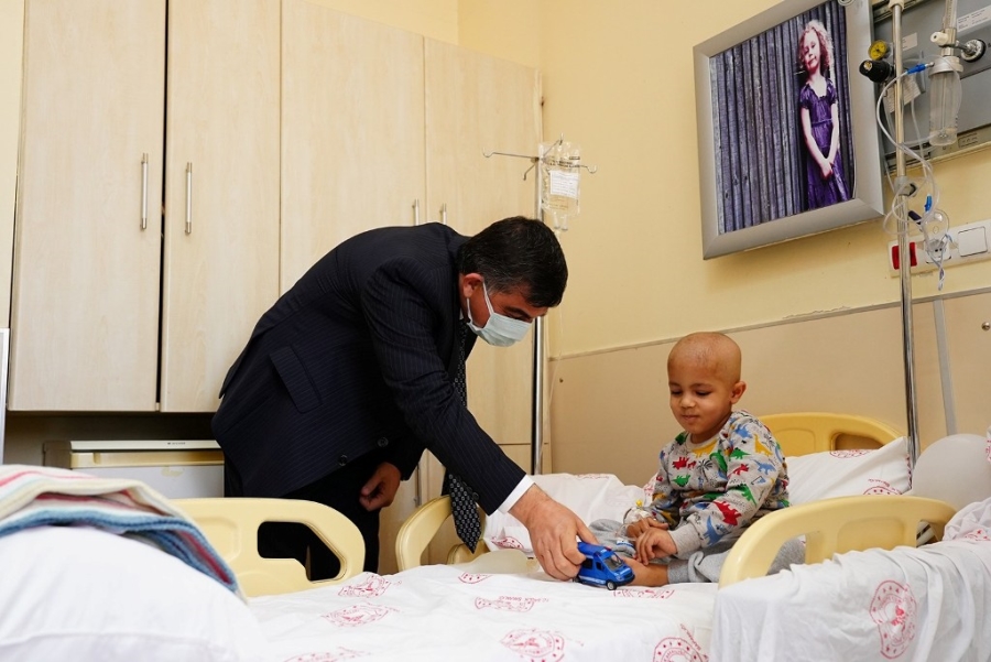 Fadıloğlu’ndan lösemili çocuklara moral ziyareti  