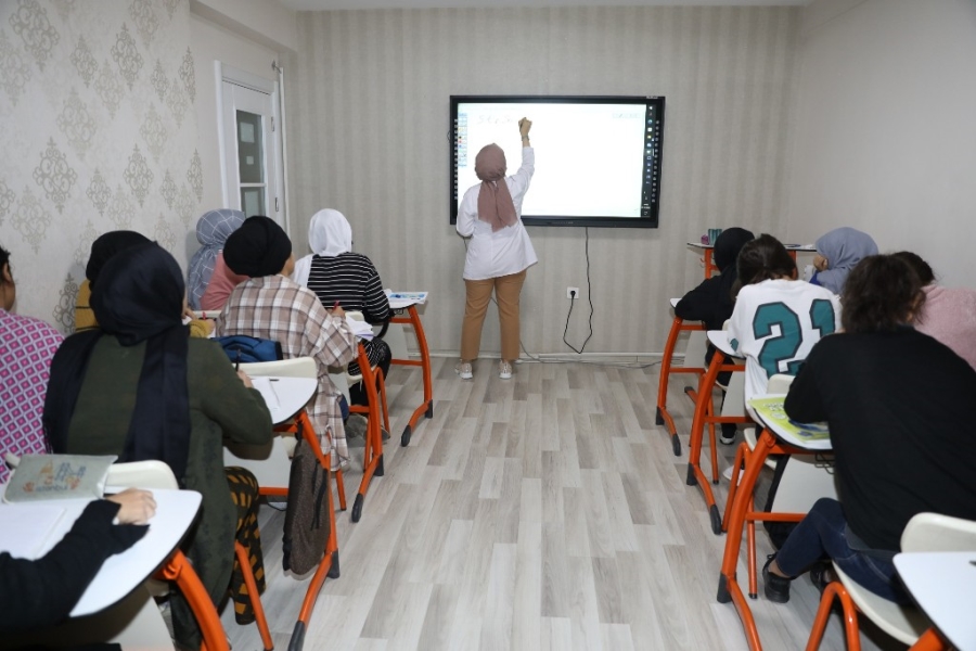 Dezavantajlı 120 kız, ücretsiz hizmetlerle üniversiteye hazırlanıyor  